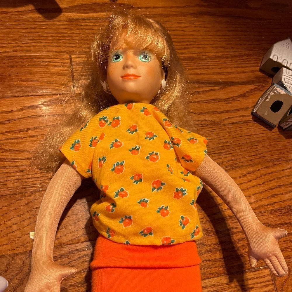 1986 Vintage Barbie Mattel Hot Looks 18 Inch Bendable Soft Fashion Doll